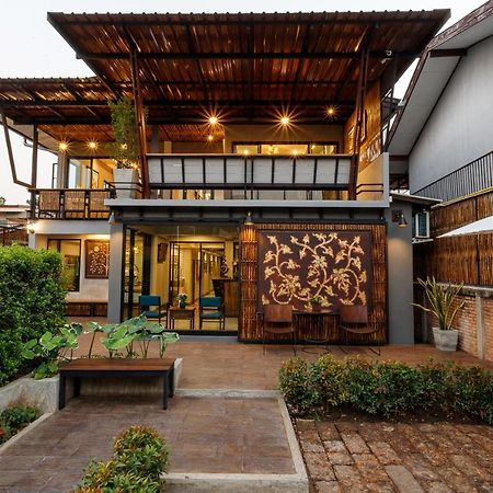 Hostel One Art And Gallery Chiang Mai Bagian luar foto