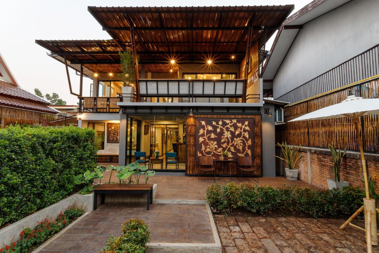 Hostel One Art And Gallery Chiang Mai Bagian luar foto