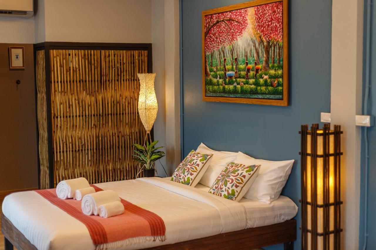 Hostel One Art And Gallery Chiang Mai Bagian luar foto