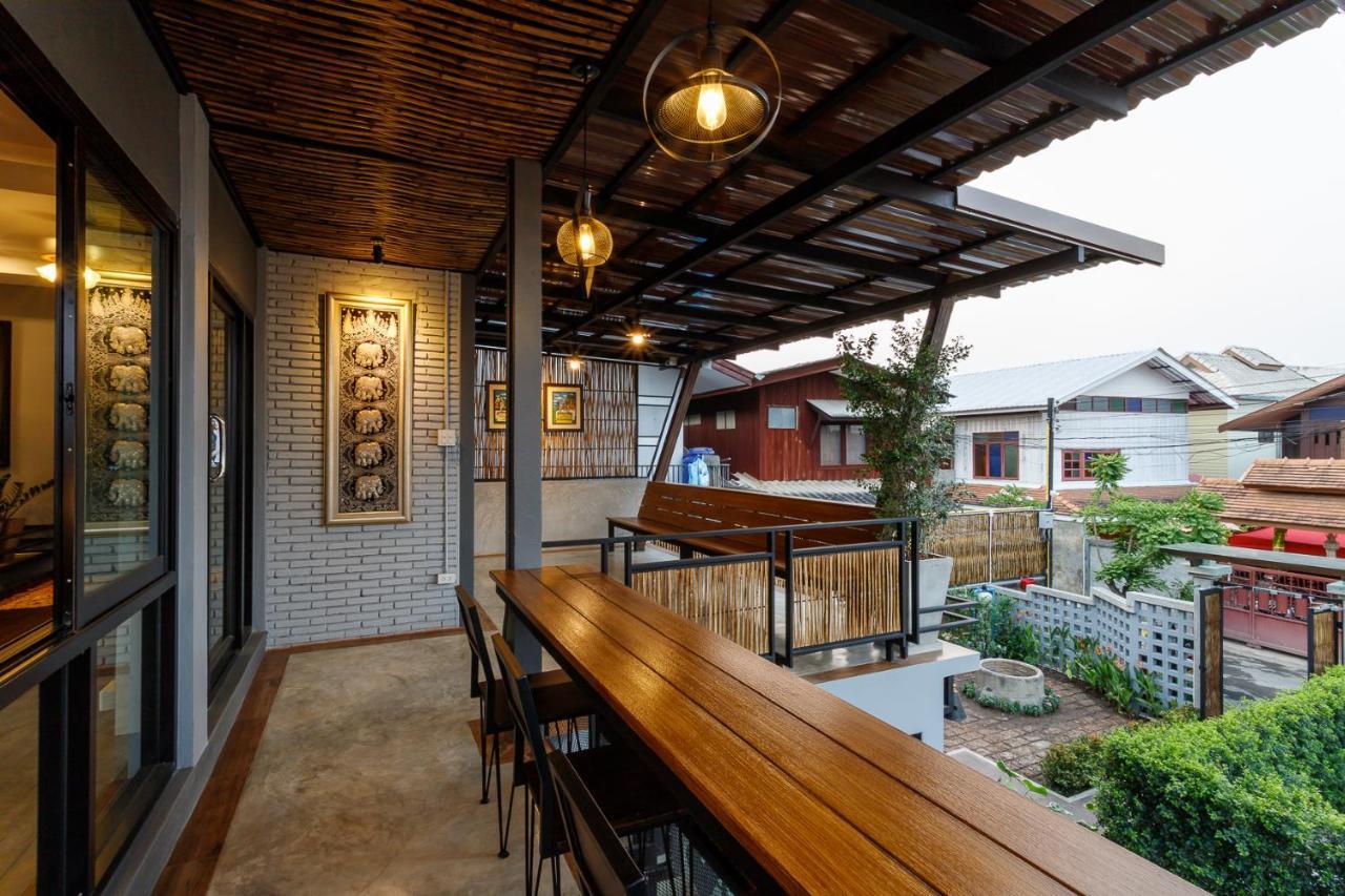 Hostel One Art And Gallery Chiang Mai Bagian luar foto
