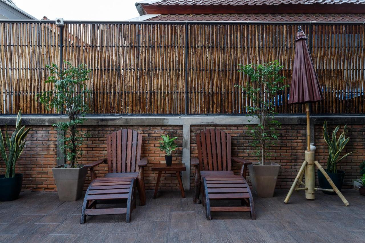 Hostel One Art And Gallery Chiang Mai Bagian luar foto