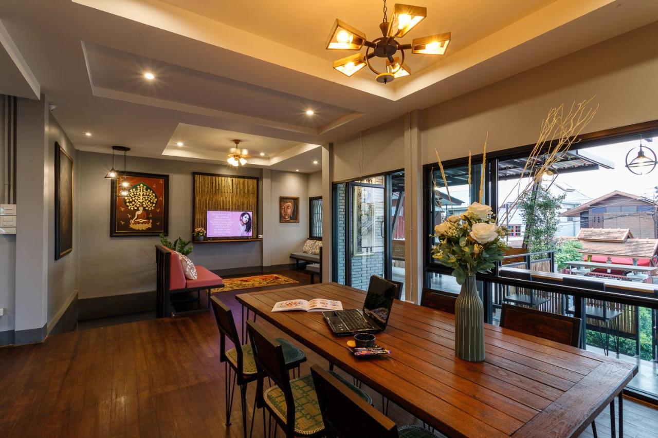 Hostel One Art And Gallery Chiang Mai Bagian luar foto