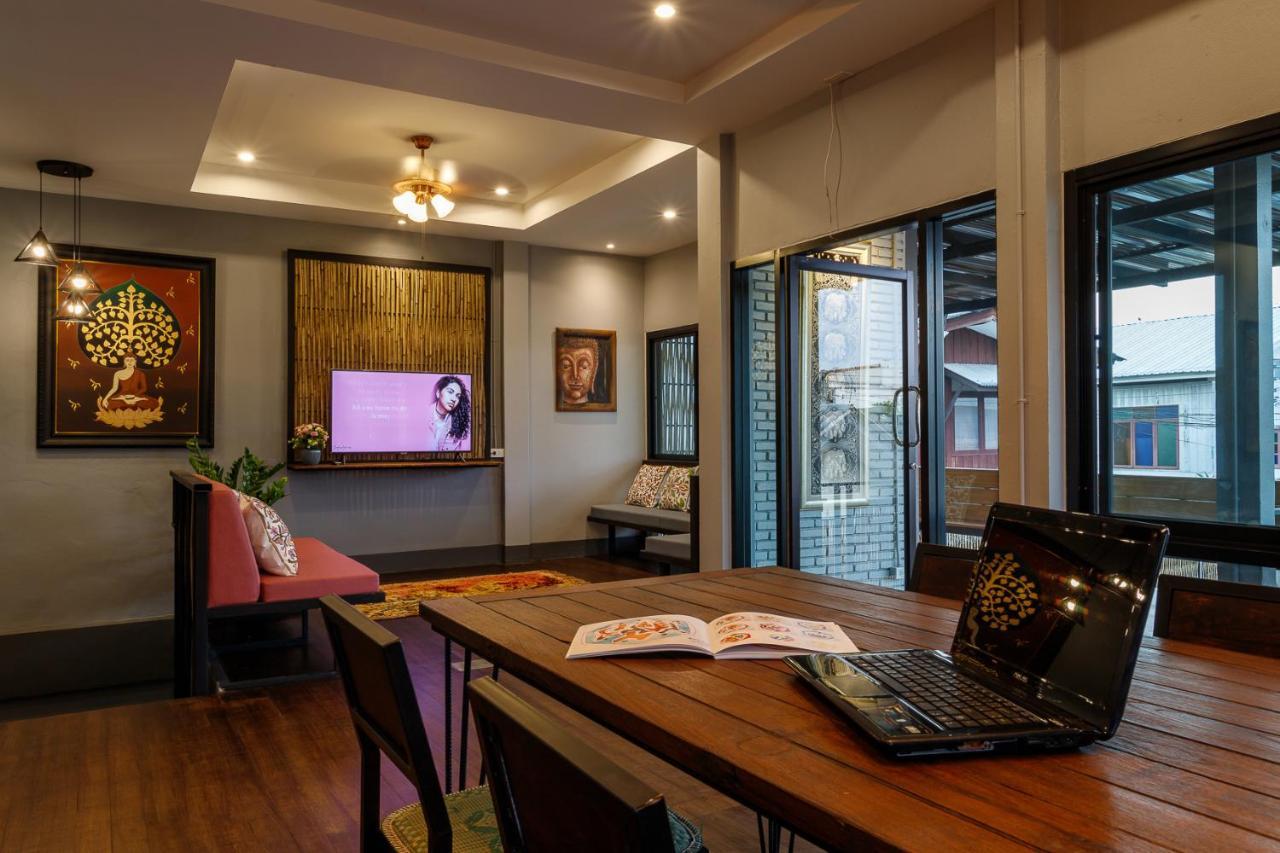 Hostel One Art And Gallery Chiang Mai Bagian luar foto