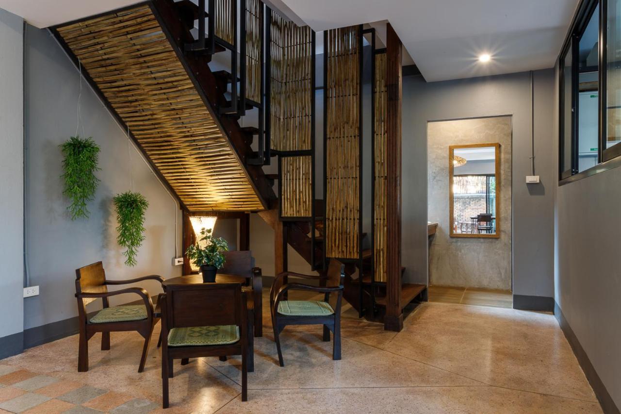 Hostel One Art And Gallery Chiang Mai Bagian luar foto