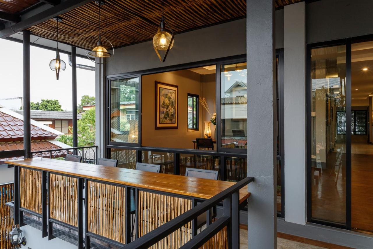 Hostel One Art And Gallery Chiang Mai Bagian luar foto