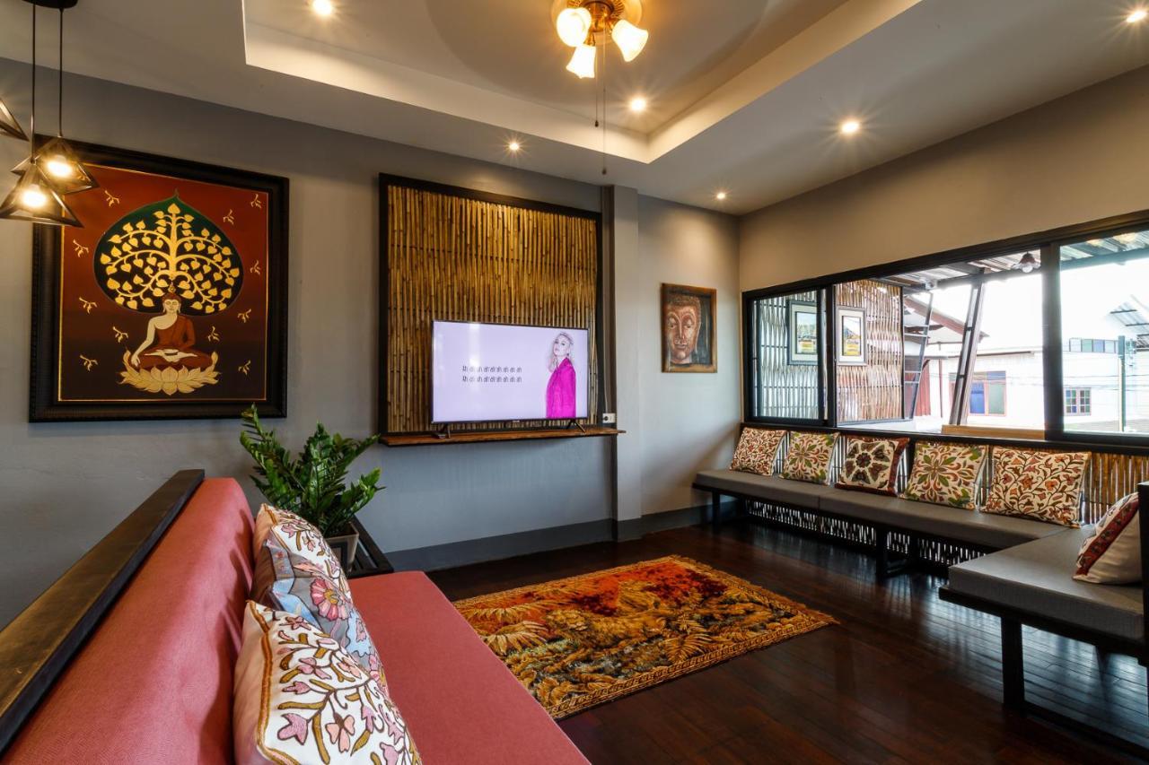 Hostel One Art And Gallery Chiang Mai Bagian luar foto