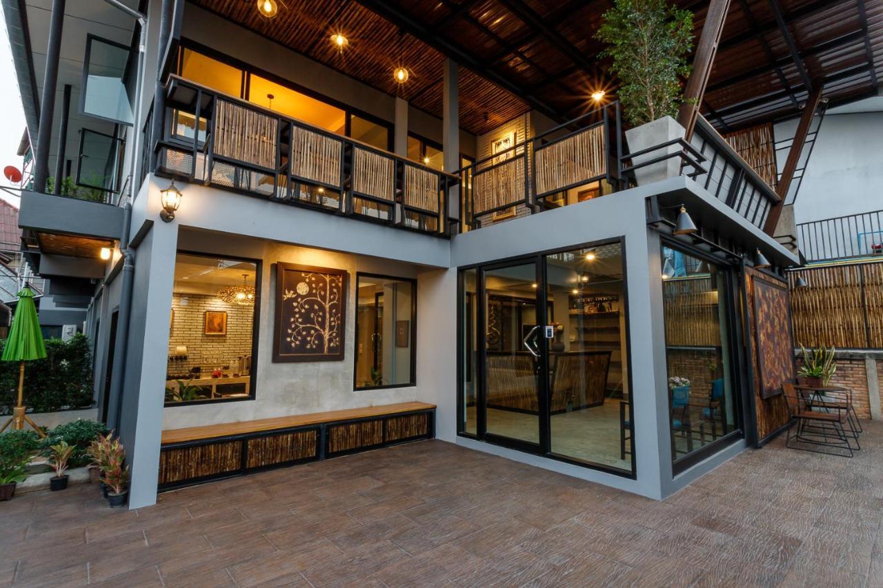 Hostel One Art And Gallery Chiang Mai Bagian luar foto