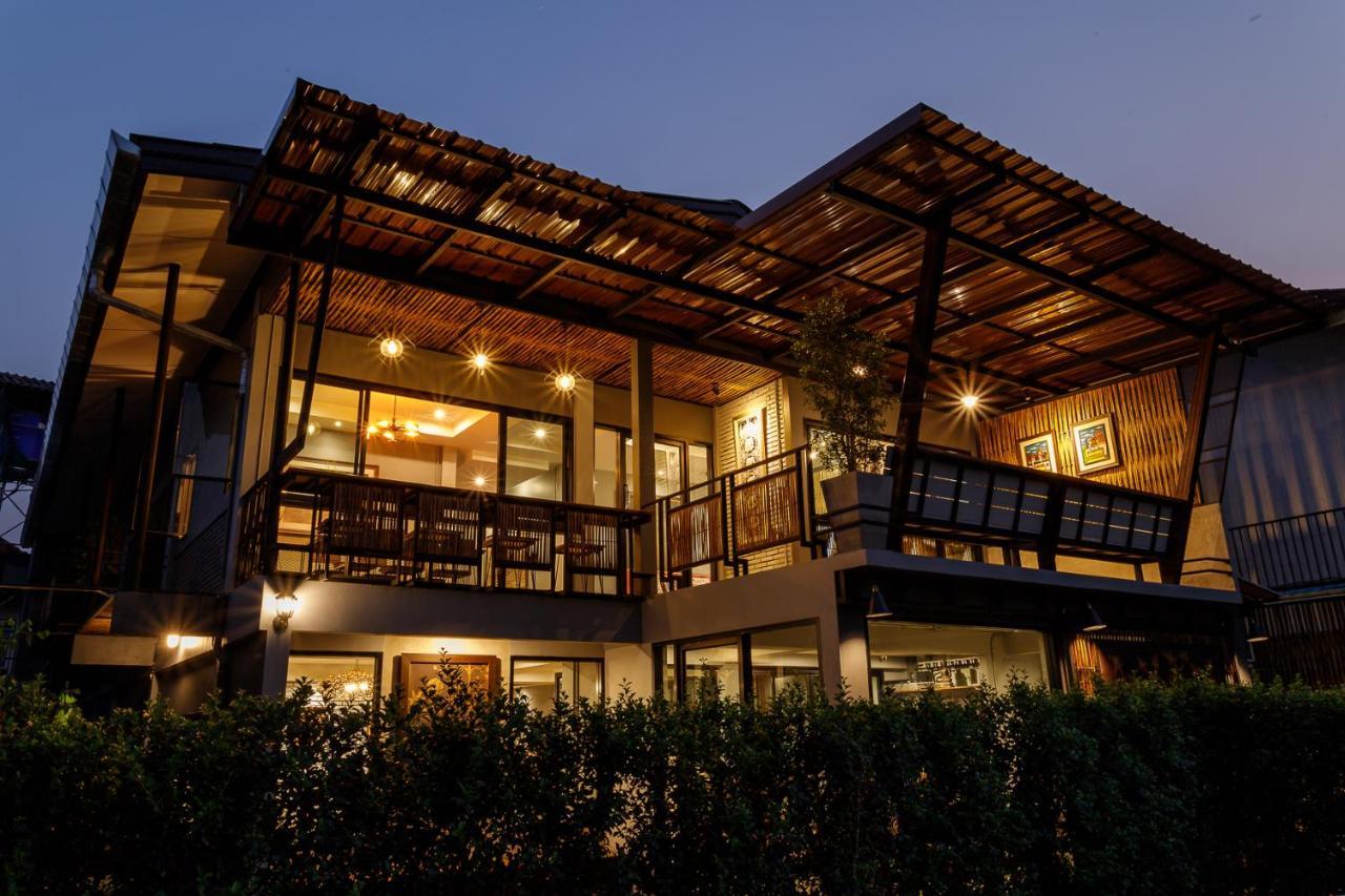 Hostel One Art And Gallery Chiang Mai Bagian luar foto