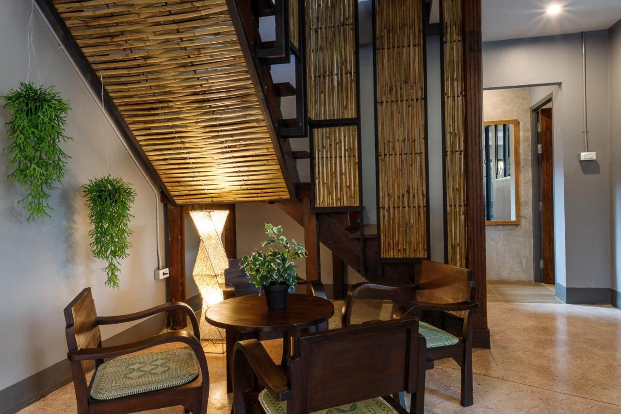 Hostel One Art And Gallery Chiang Mai Bagian luar foto