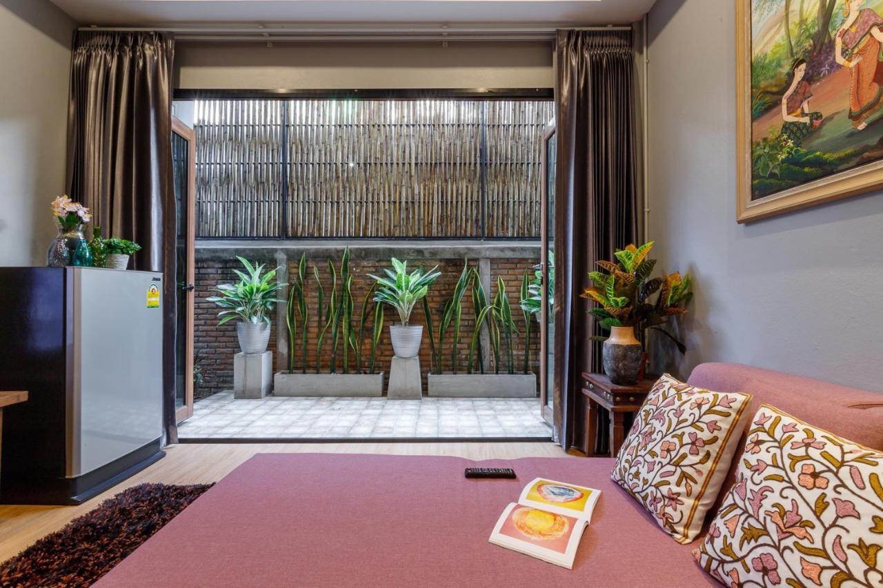 Hostel One Art And Gallery Chiang Mai Bagian luar foto