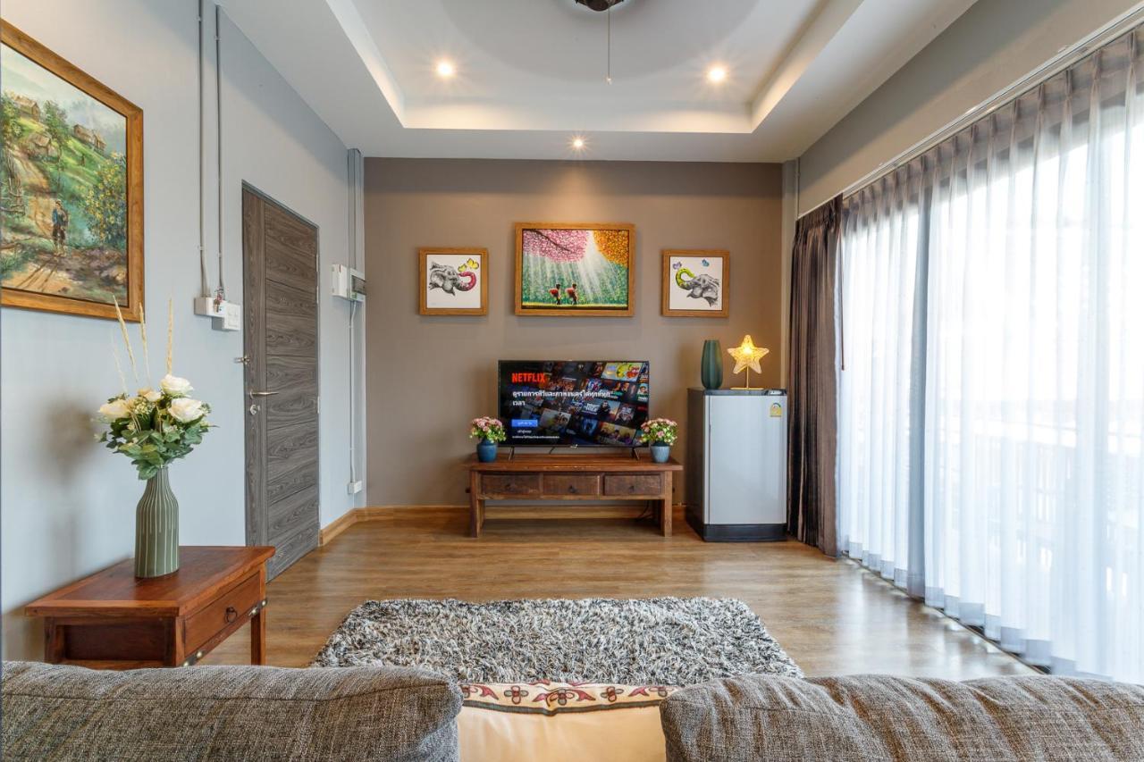 Hostel One Art And Gallery Chiang Mai Bagian luar foto