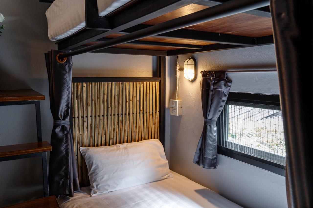 Hostel One Art And Gallery Chiang Mai Bagian luar foto